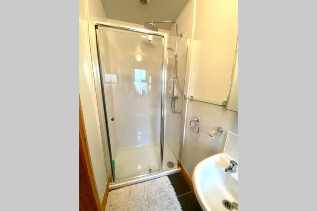 3 Bedroom House Located In Centre Of Carndonagh Buitenkant foto