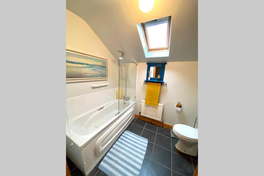 3 Bedroom House Located In Centre Of Carndonagh Buitenkant foto